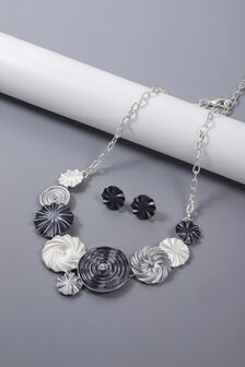 Set - Ketting met oorbellen - Ronde schelp vorm.