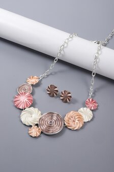 Set - Ketting met oorbellen - Ronde schelp vorm.