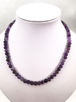 Halskette Amethyst 6 mm Perlen mit Edelstahlverschluss.