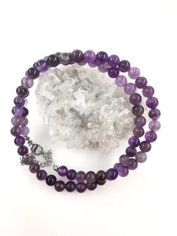 Halskette Amethyst 6 mm Perlen mit Edelstahlverschluss.