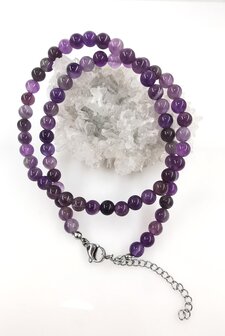 Halskette Amethyst 6 mm Perlen mit Edelstahlverschluss.