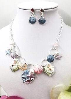 Set - Zilverkleurig Ketting met oorbellen - schelp, ster en parels.