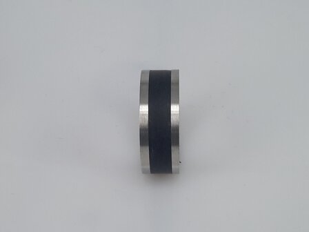 Edelstahl robuster Ring silber mit schwarz matt in der Mitte trifft den Geschmack jedes Menschen genau.