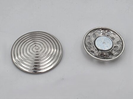 Magneet, broche, rond, levensspiraal, zilverkleurig voor omslagdoek, sjaal en vest te sluiten.
