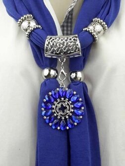 Schalkette mit sternf&ouml;rmigem Blumenanh&auml;nger, Strassstein und kobaltblauem Schmuckanh&auml;nger.