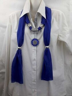 Schalkette mit sternf&ouml;rmigem Blumenanh&auml;nger, Strassstein und kobaltblauem Schmuckanh&auml;nger.