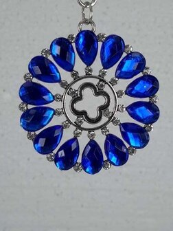 Schalkette mit sternf&ouml;rmigem Blumenanh&auml;nger, Strassstein und kobaltblauem Schmuckanh&auml;nger.