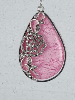 Schalkette mit pinkfarbenem Tropfenanh&auml;nger &bdquo;Venes of Life&ldquo;.