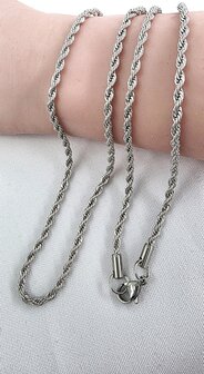 Edelstahl. Silberfarbene gedrehte Kette, 45 cm