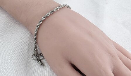 Edelstahl-Set. Silberfarbene gedrehte Halskette mit Armband