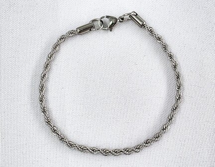 Edelstahl-Set. Silberfarbene gedrehte Halskette mit Armband