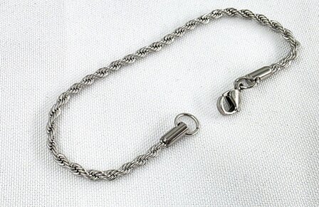 Edelstahl-Set. Silberfarbene gedrehte Halskette mit Armband