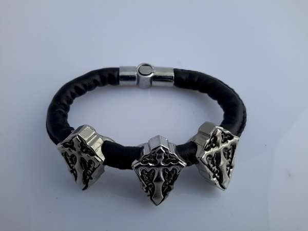 PU leren armband, rond, 3 metalen gothic kruis, zwart 