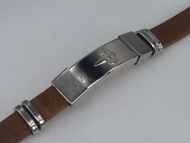 Leren armband bruin, plaat met Gotisch zwaard in houder, edelstaalsluiting