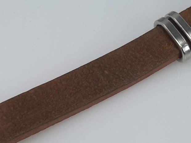 Leren armband bruin, plaat met Gotisch zwaard in houder, edelstaalsluiting