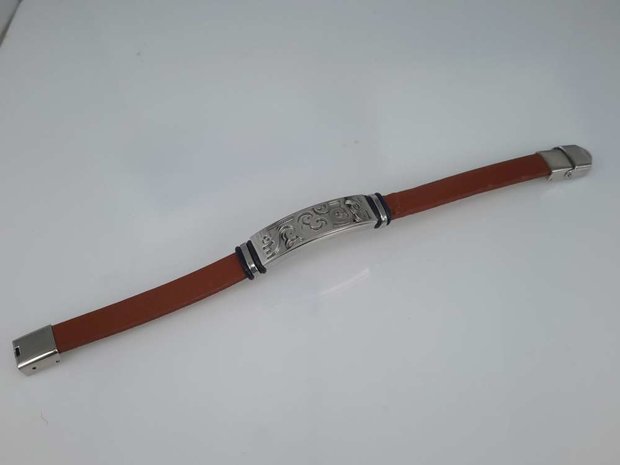 Leren armband roodbruin, plaat + krullen, sluiting edelstaal