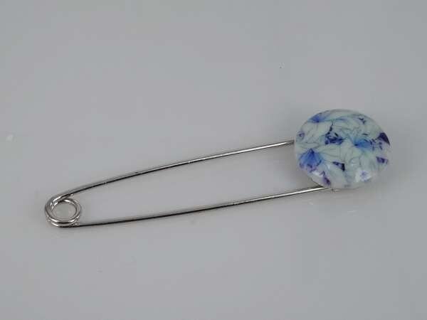Speld, zilverkleur met porselein wit/blauw Lily''s knoop.
