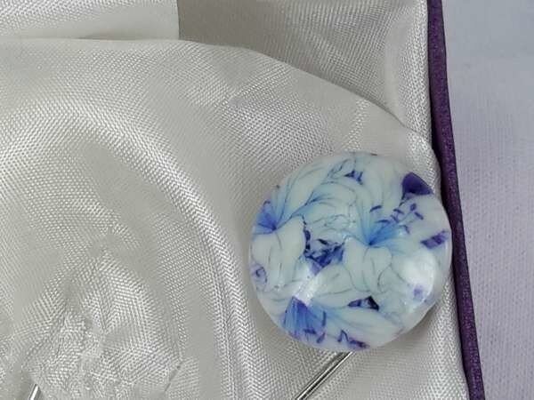 Speld, zilverkleur met porselein wit/blauw Lily''s knoop.