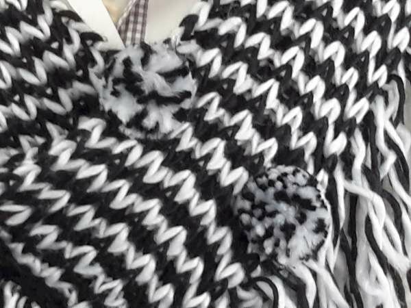 Wollen schouder sjaal, gebreid, gemeleerde kleur, franje, 2 wol knotten