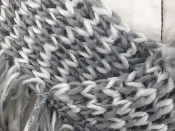 Wollen schouder sjaal, gebreid, gemeleerde kleur, franje, 2 wol knotten