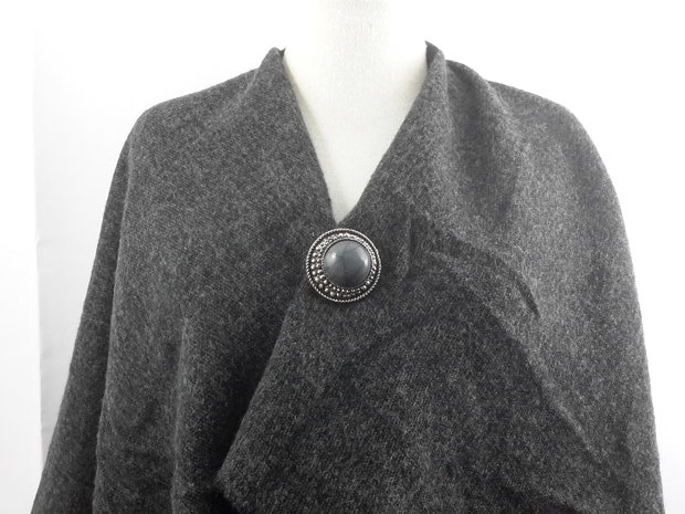 Magneet broche  rond, metaal, met grijs howliet edelsteen voor omslagdoek, sjaal en vest om te sluiten.  