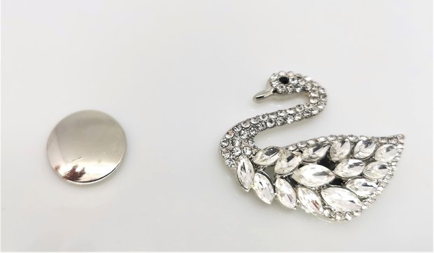 Magneet Broche -  Zilverkleur Zwaan – Kristal, perfect om je sjaals, omslagdoek en vest te sluiten zonder gaatjes.