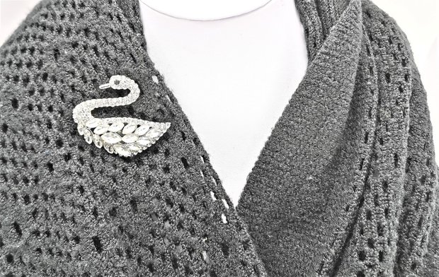 Magneet Broche -  Zilverkleur Zwaan – Kristal, perfect om je sjaals, omslagdoek en vest te sluiten zonder gaatjes.