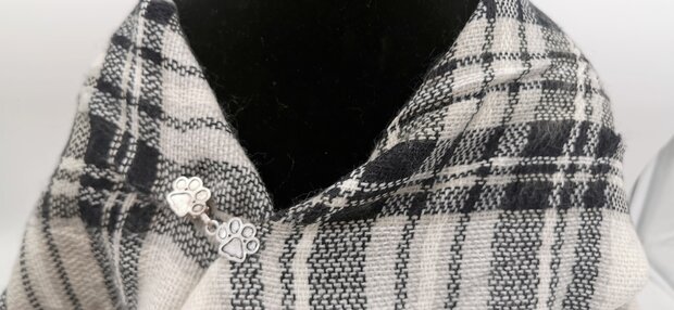Vest -clip - haak - dierenpoot  - voor - vest -  sjaal - omslagdoek in kleur antiek zilver.