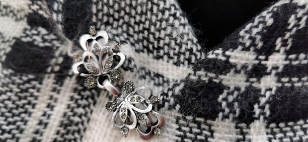 Vest -clip - haak -  3 harten - voor - vest -  sjaal - omslagdoek in kleur antiek zilver.