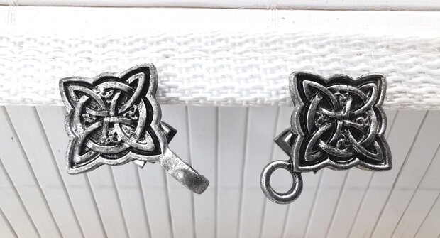 Vest -clip - haak - Keltische Vierkant - voor - vest -  sjaal - omslagdoek in kleur antiek zilver.