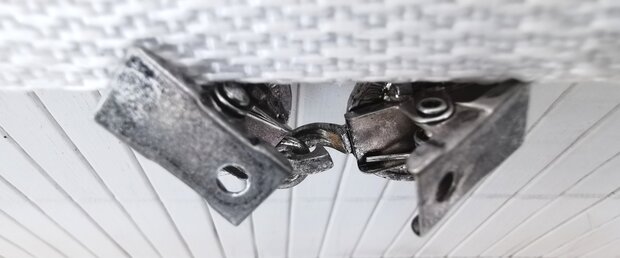 Vest -clip - haak - kat vangen vlinder - voor - vest -  sjaal - omslagdoek in kleur antiek zilver.