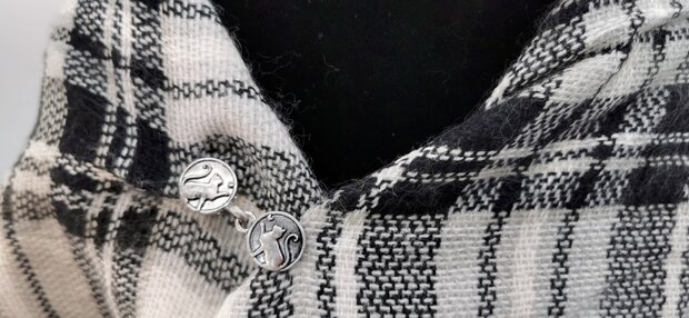 Vest -clip - haak - kat vangen vlinder - voor - vest -  sjaal - omslagdoek in kleur antiek zilver.