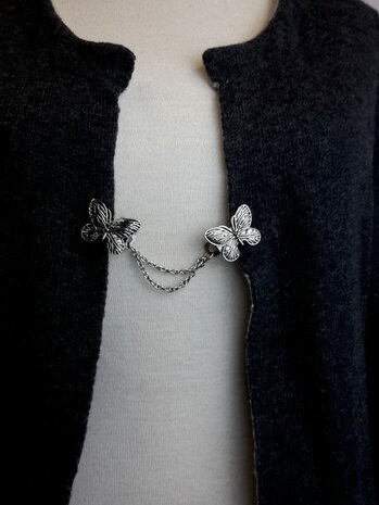 Clips met dubbel ketting vlinder in kleur antiek zilver look.