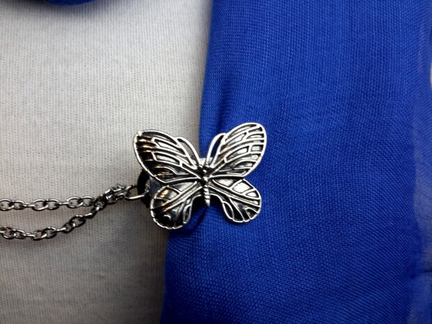 Clips met dubbel ketting vlinder in kleur antiek zilver look.