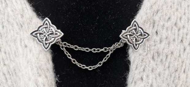 Clips met dubbel ketting met Keltische Vierkante in kleur antiek zilver look.