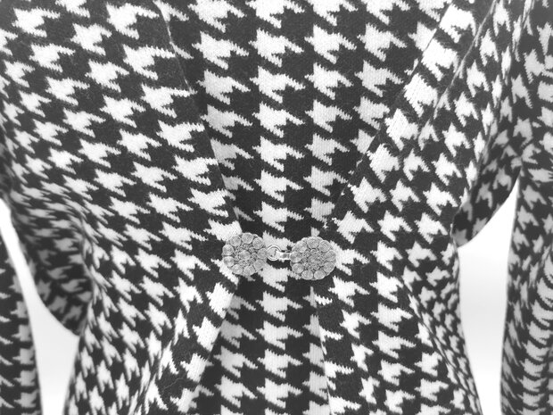 Vest -clip - haak -   symbool cirkel voor vest, sjaal, omslagdoek in kleur antiek zilver.