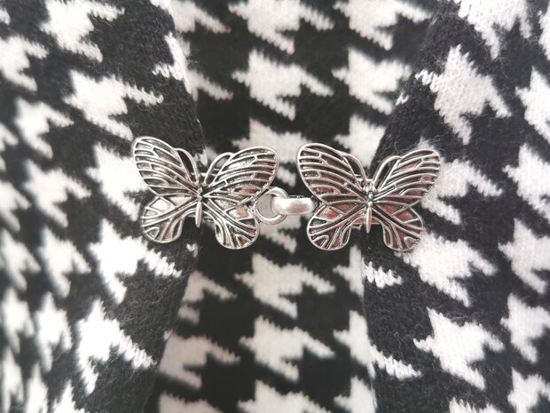 Vest -clip - haak -  vlinder voor vest, sjaal, omslagdoek in kleur antiek zilver.