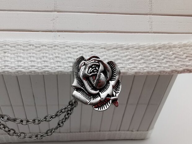 Clips met dubbel ketting roos in kleur antiek zilver look.