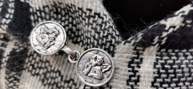 Vest -clip - haak - " Engel " - voor - vest -  sjaal - omslagdoek in kleur antiek zilver.