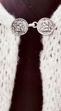 Vest -clip - haak - " Engel " - voor - vest -  sjaal - omslagdoek in kleur antiek zilver.
