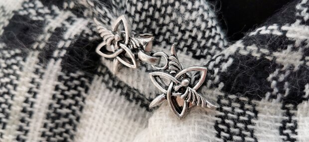 Vest clip haak, symbool "Triquetra Engel" voor vest, sjaal, omslagdoek, antiek zilverkleur