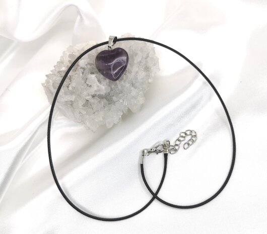 Schwarze Halskette mit Herz Amethyst, Edelsteinanh&auml;nger.