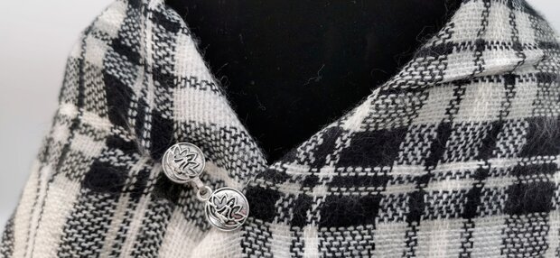 Vest -clip - haak - Zen Yoga lotus  - voor - vest -  sjaal - omslagdoek in kleur antiek zilver.