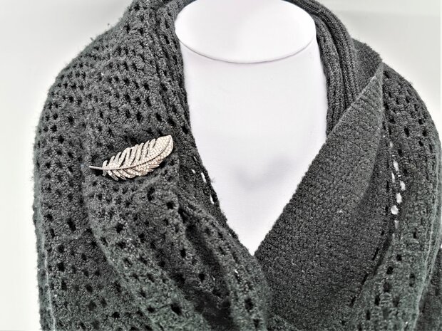 Magneet Broche -  Zwartkleur - veertje – strass, perfect om je sjaals, omslagdoek en vest te sluiten zonder gaatjes.