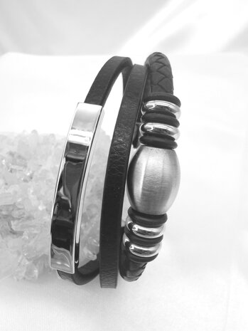 Zwarte leren 3 delig armband met rvs design.