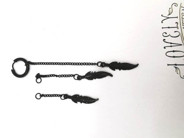 RVS zwartkleurig Oorring van Ø 12mm met 3 losse verschillende lengte ketting hangen met mooie veertje.