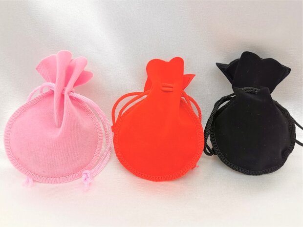 Velours luxe buidel zakje,  kleur: zwart, rood of roze, met vetersluiting, h9, per 25 per kleur