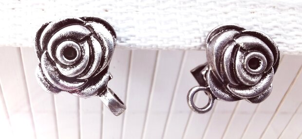 Vest -clip - haak - 3d roosje in knopje  - voor - vest -  sjaal - omslagdoek in kleur antiek zilver.