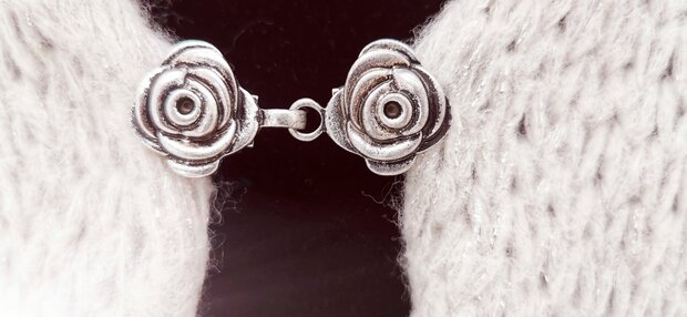 Vest -clip - haak - 3d roosje in knopje  - voor - vest -  sjaal - omslagdoek in kleur antiek zilver.