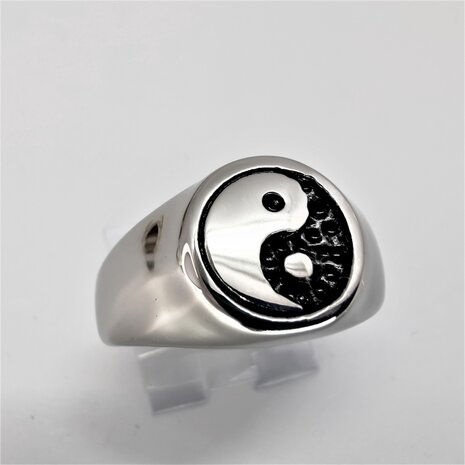 RVS zegelring met symbool - Yin yang- 3D Yin in zwart coating en Yang in zilver. 